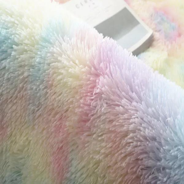 Bunter Regenbogen-Teppich, flauschiger Plüsch für Kinderzimmer, weich & rutschfest zum Spielen.