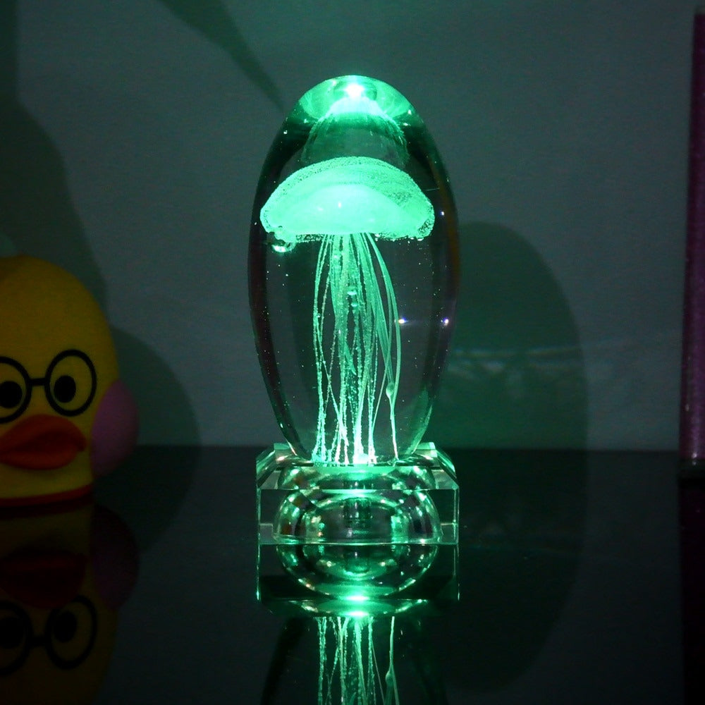 Leuchtendes Quallen-Nachtlicht LED im dunklen Raum, sanfter Farbwechsel schafft gemütliche Atmosphäre.