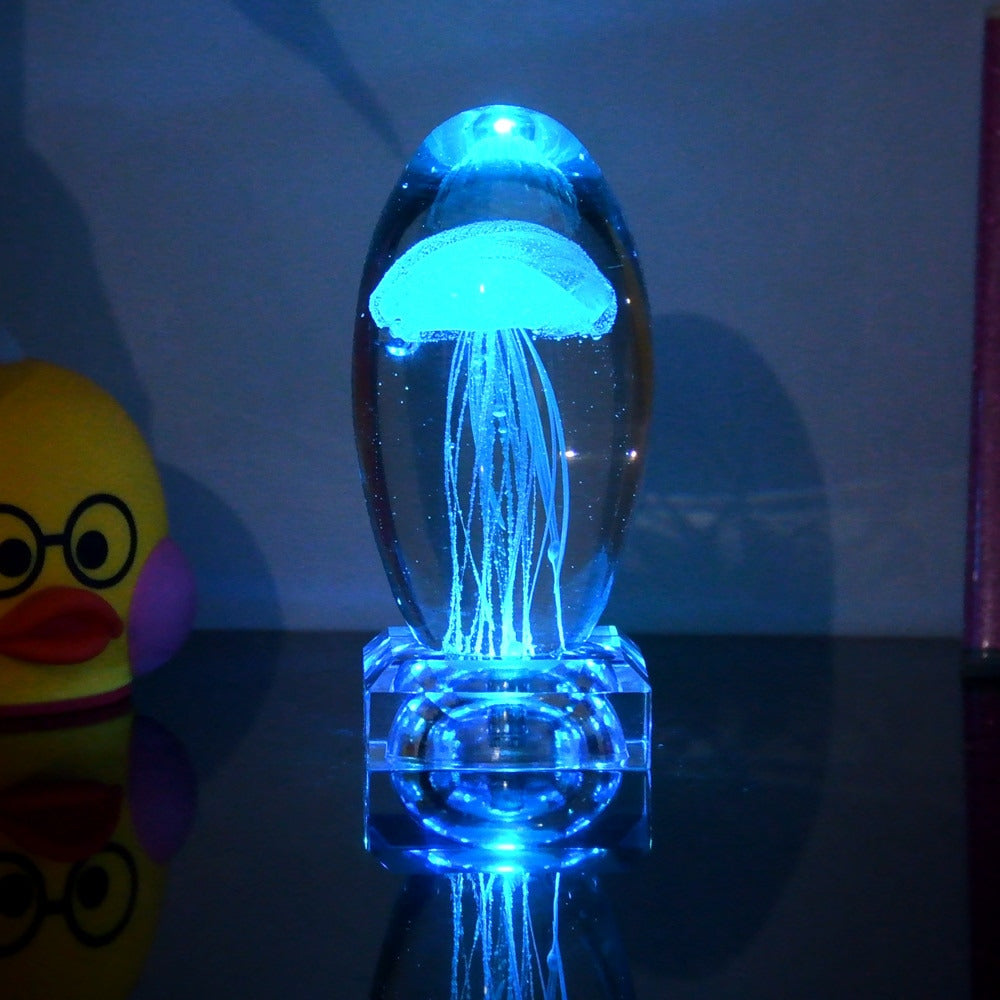 Elegantes Quallen-Nachtlicht LED auf einem Tisch, moderne Dekoration mit Farbwechselfunktion.