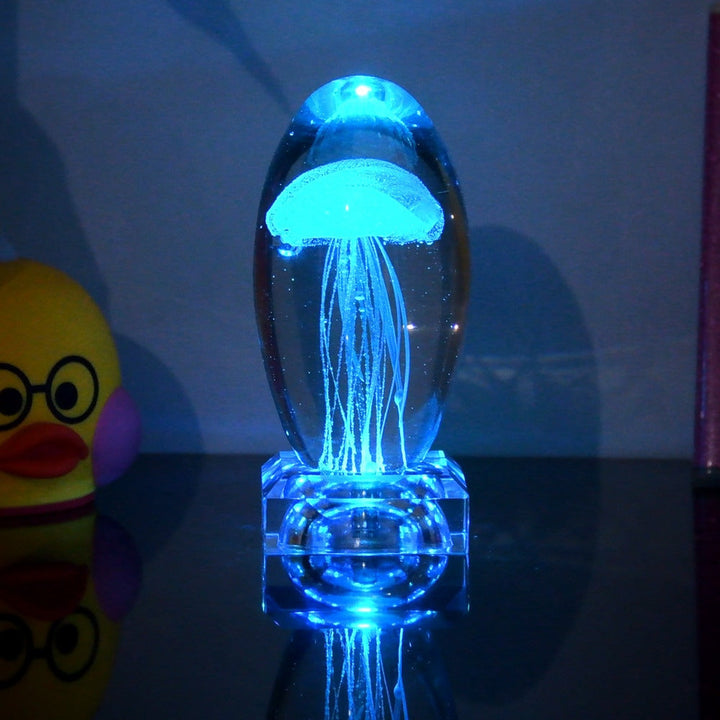 Elegantes Quallen-Nachtlicht LED auf einem Tisch, moderne Dekoration mit Farbwechselfunktion.