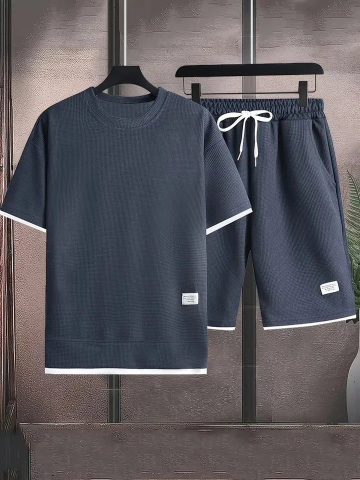 Stilvolles Herren Waffelstrick Set: Lässiges Kurzarmshirt & Shorts für den Sommerurlaub.