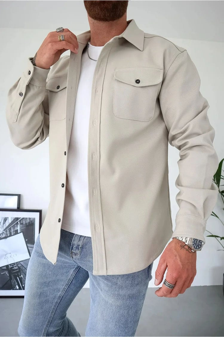 Übergangsjacke Herrenmode: Eleganter Slim Fit Hemdjacke mit klassischen Details.