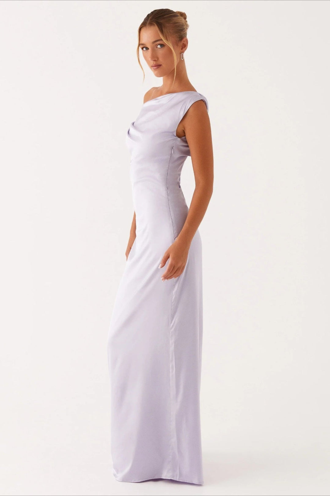 Glamouröses Damen Maxikleid, elegante Abendmode mit fließendem Stoff, ideal für Cocktailpartys.