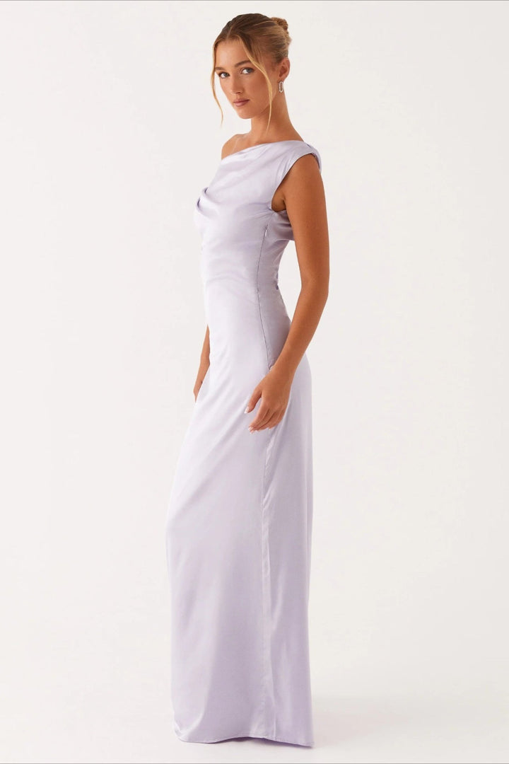 Glamouröses Damen Maxikleid, elegante Abendmode mit fließendem Stoff, ideal für Cocktailpartys.