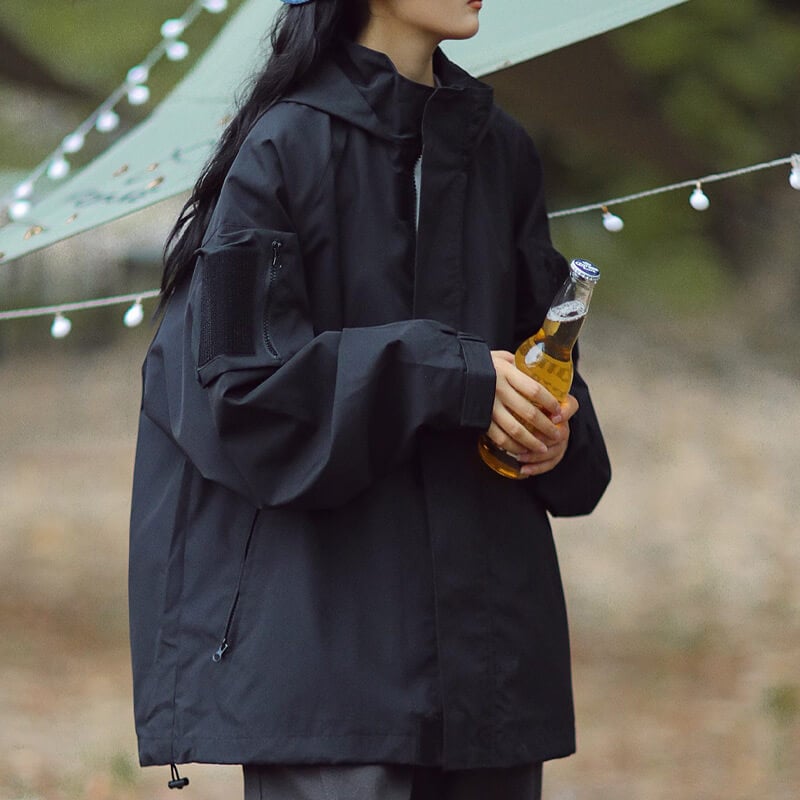 Atmungsaktive Damen Outdoor-Jacke zum Wandern. Winddichte Softshelljacke mit Kapuze für Komfort.