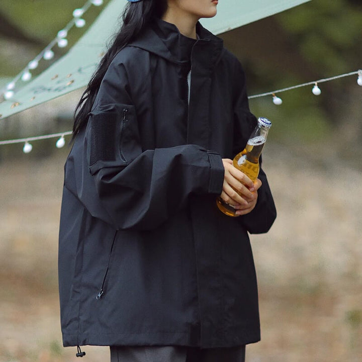 Atmungsaktive Damen Outdoor-Jacke zum Wandern. Winddichte Softshelljacke mit Kapuze für Komfort.