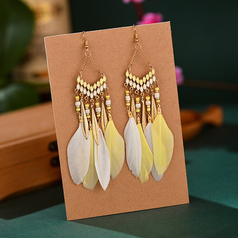 Trendige Damen Federohrringe, lange ethnische Statement-Ohrringe im Boho-Stil, ein Must-have Accessoire.