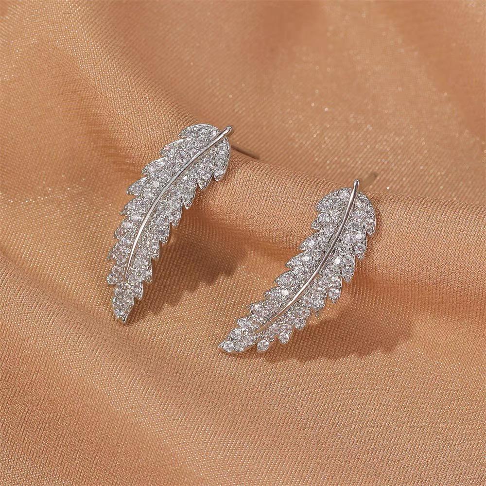 Spirituelle Damen-Ohrringe in Engelsflügel-Form. Hochwertiger Schmuck, perfekt für einen eleganten Auftritt.
