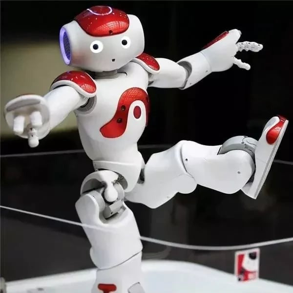 Der Lernroboter in Aktion, ein dynamisches, pädagogisches Spielzeug für Kinder mit innovativer Steuerung.