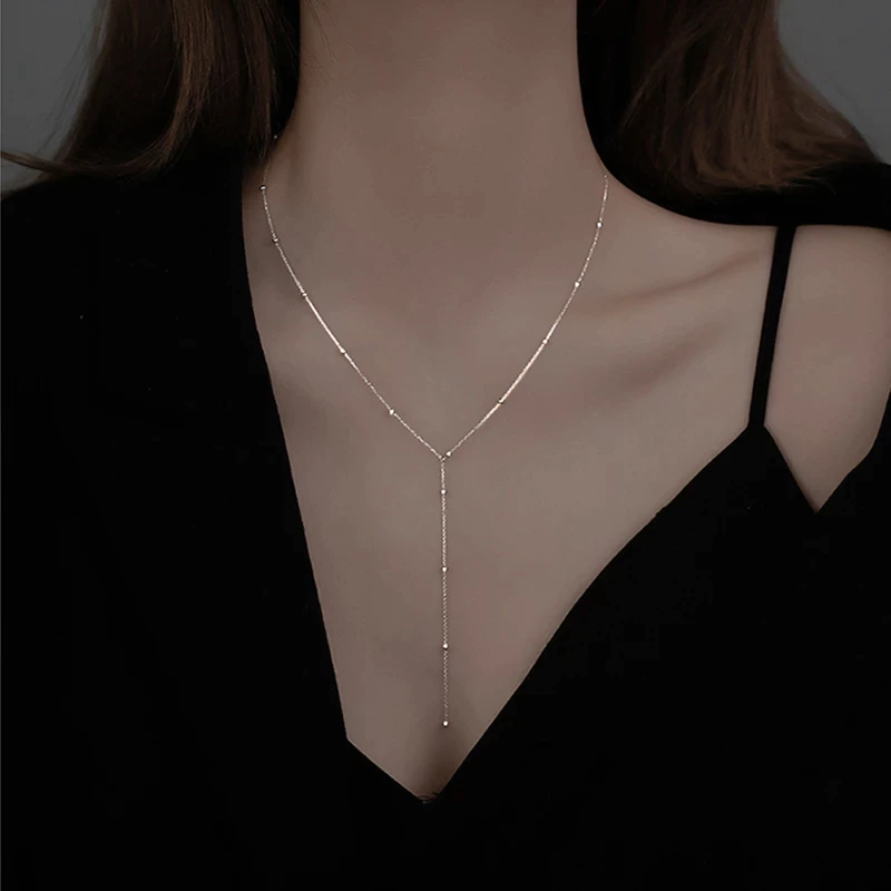 Elegante Damen Y-Halskette mit filigraner Quaste, versilbert. Perfektes Schmuckstück für Abendmode oder Alltag.
