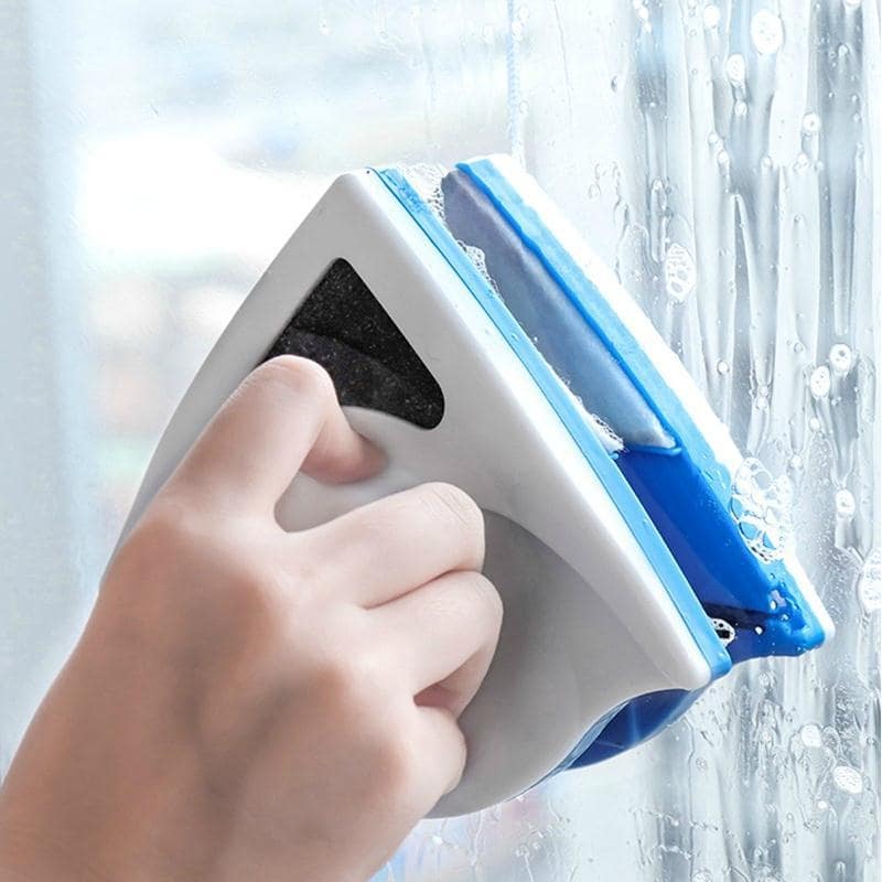 Praktischer Fensterwischer als Handgerät für schnelle und streifenfreie Fensterreinigung Zuhause. Einfach zu nutzen.