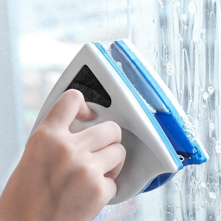 Praktischer Fensterwischer als Handgerät für schnelle und streifenfreie Fensterreinigung Zuhause. Einfach zu nutzen.