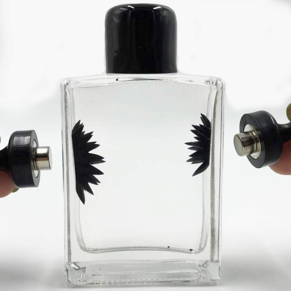 Ferrofluid Display mit Magnet: Dunkles Ferrofluid bildet Spikes unter dem Einfluss eines starken Magneten.