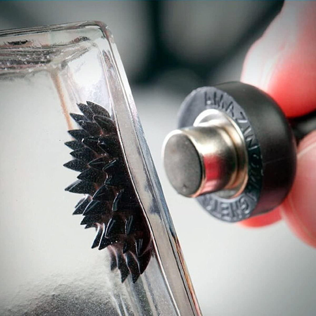 Modernes Ferrofluid Deko-Display auf einem Schreibtisch, perfekt zur Entspannung & Demonstration von Magnetismus.