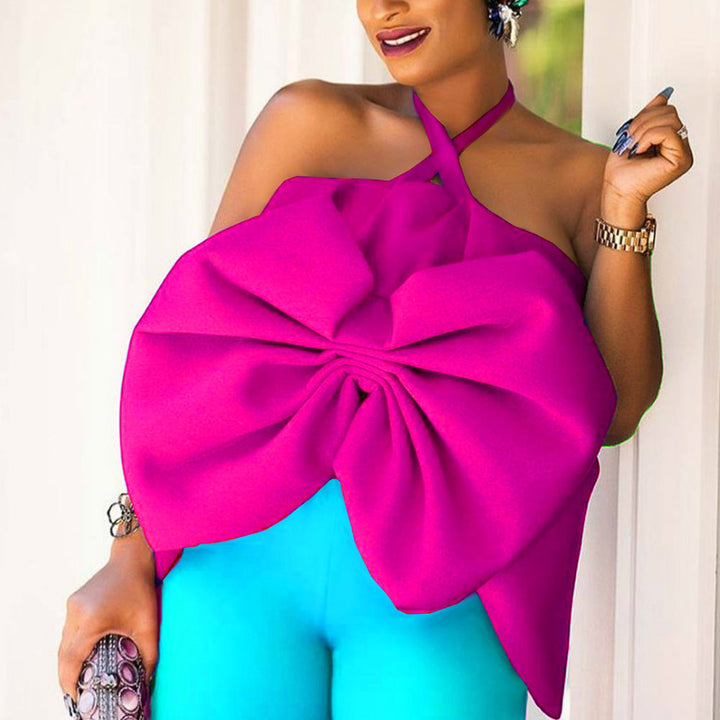 Feminine festliche Damenbluse in Magenta, locker geschnitten mit stilvoller Schleife; eleganter Auftritt.