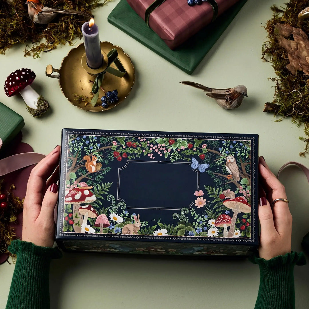 Festlicher Adventskalender mit 24 Türchen, gefüllt mit kreativen Überraschungen für Weihnachten.