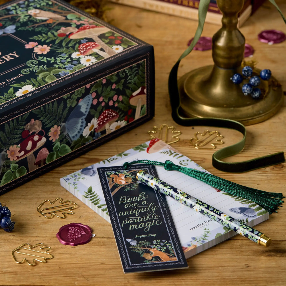 Modernes Geschenk: Adventskalender mit DIY- & Journaling-Zubehör für eine kreative Weihnachtszeit.