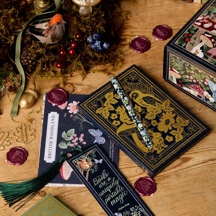 Detailaufnahme: Adventskalender-Türchen offenbart bunte Schreibwaren & Kunstbedarf für kreative Projekte.