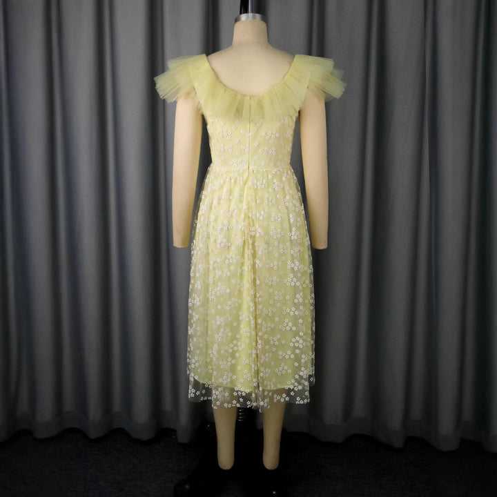 Elegantes A-Linie Damen Partykleid in Gelb mit floralem Muster und raffinierten Tüllärmeln.