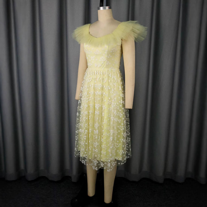 Modisches Damen Abendkleid, gelb, mit zartem Blütenmuster und durchscheinenden Tüll-Ärmeln für elegante Auftritte.