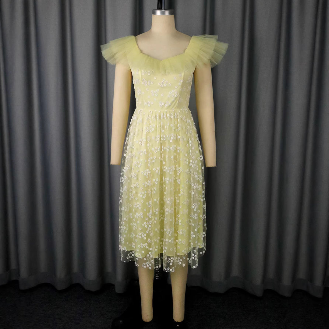 Leichtes Sommerkleid, floral bedruckt, mit femininen Tüllärmeln; perfekt als Damen Partykleid.