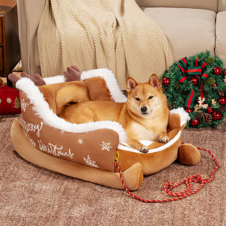 Gemütliches rotes Plüsch-Hundebett für Weihnachten, ein weicher Schlafplatz in Schlittenform für Hunde.
