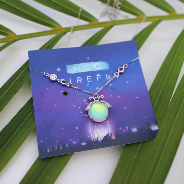 Leuchtende Glühwürmchen-Halskette aus Silber mit rundem Mondstein-Anhänger. Einzigartiger Natur-Schmuck für Damen.