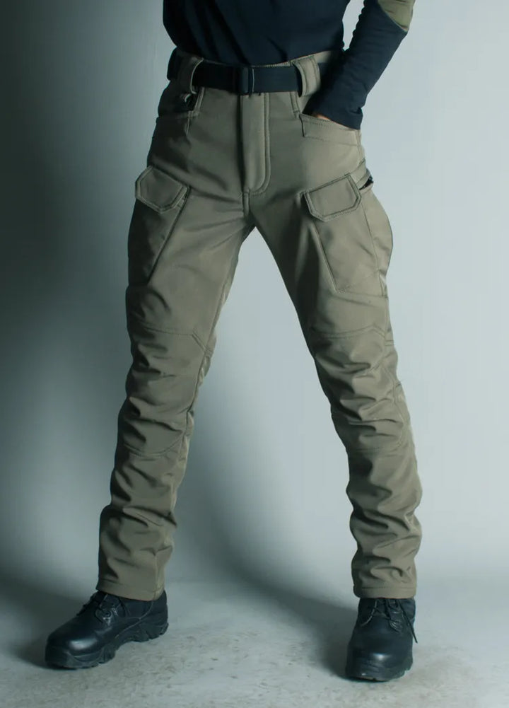 Funktionale Herren Outdoor-Hose, wasserdicht, robust & bequem, mit vielen Taschen, für alle Abenteuer.