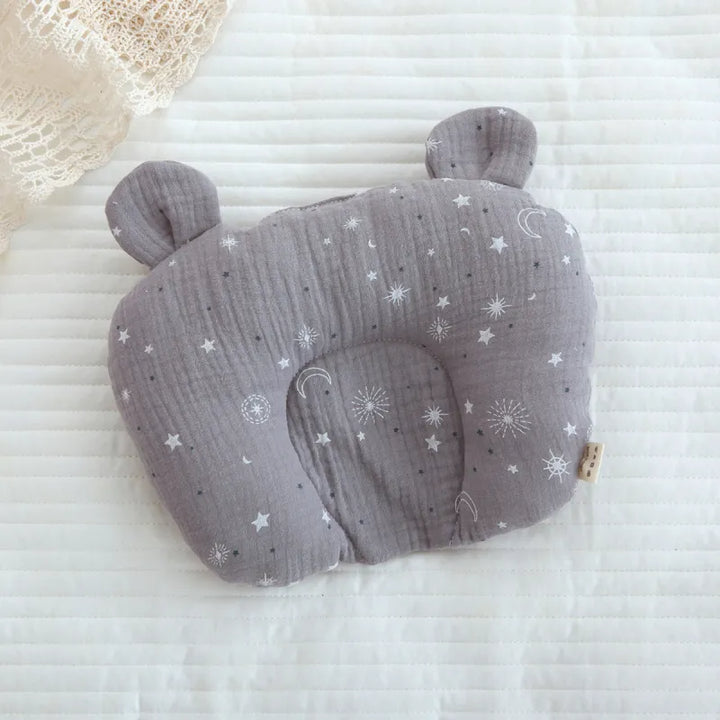 Babykissen für ruhigen Babyschlaf, ergonomisch designt, minimiert Risiko von Kopfverformung bei Neugeborenen.