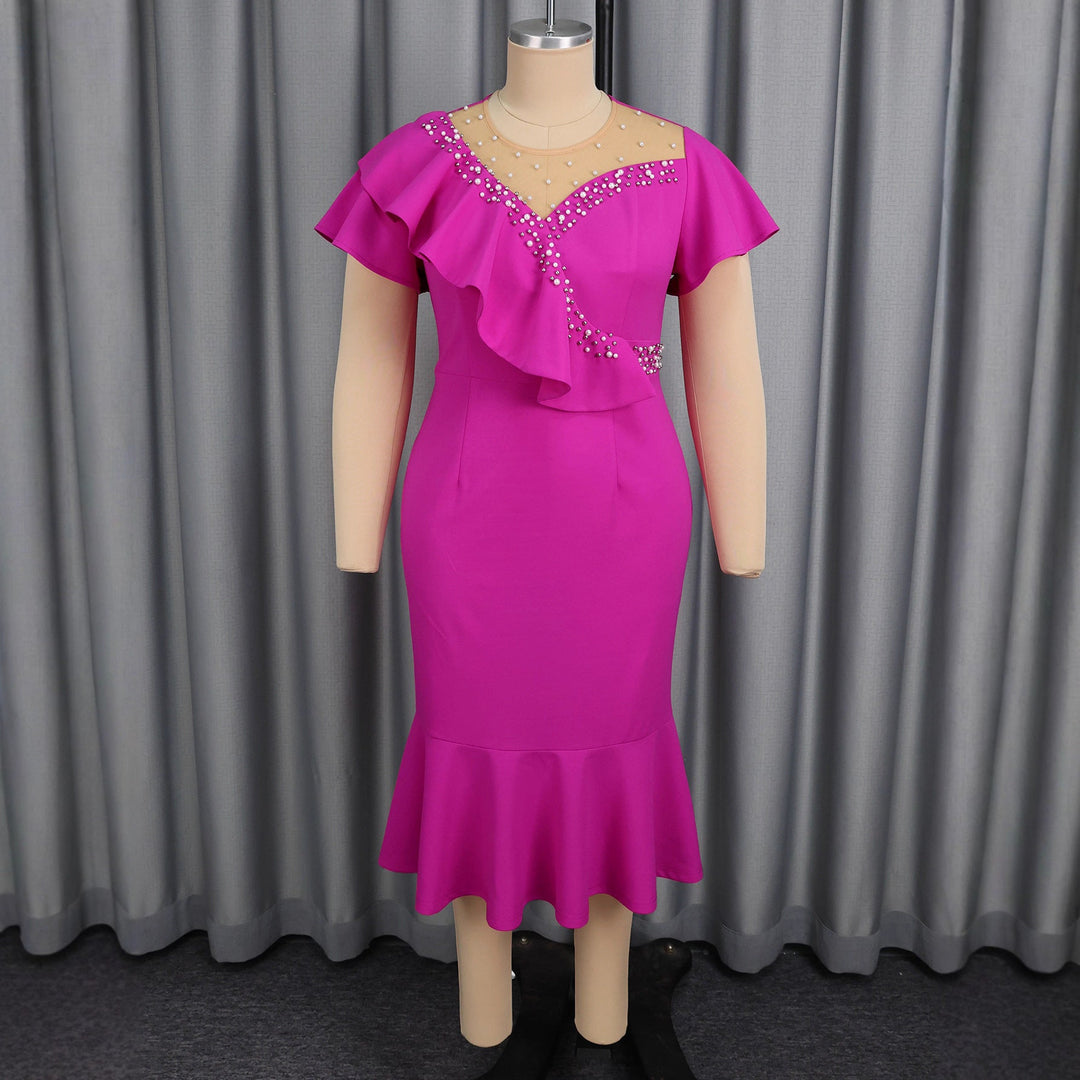 Elegantes figurbetontes Damen Maxikleid für glamouröse Abendveranstaltungen, mit Rüschen und Wasserfallausschnitt.