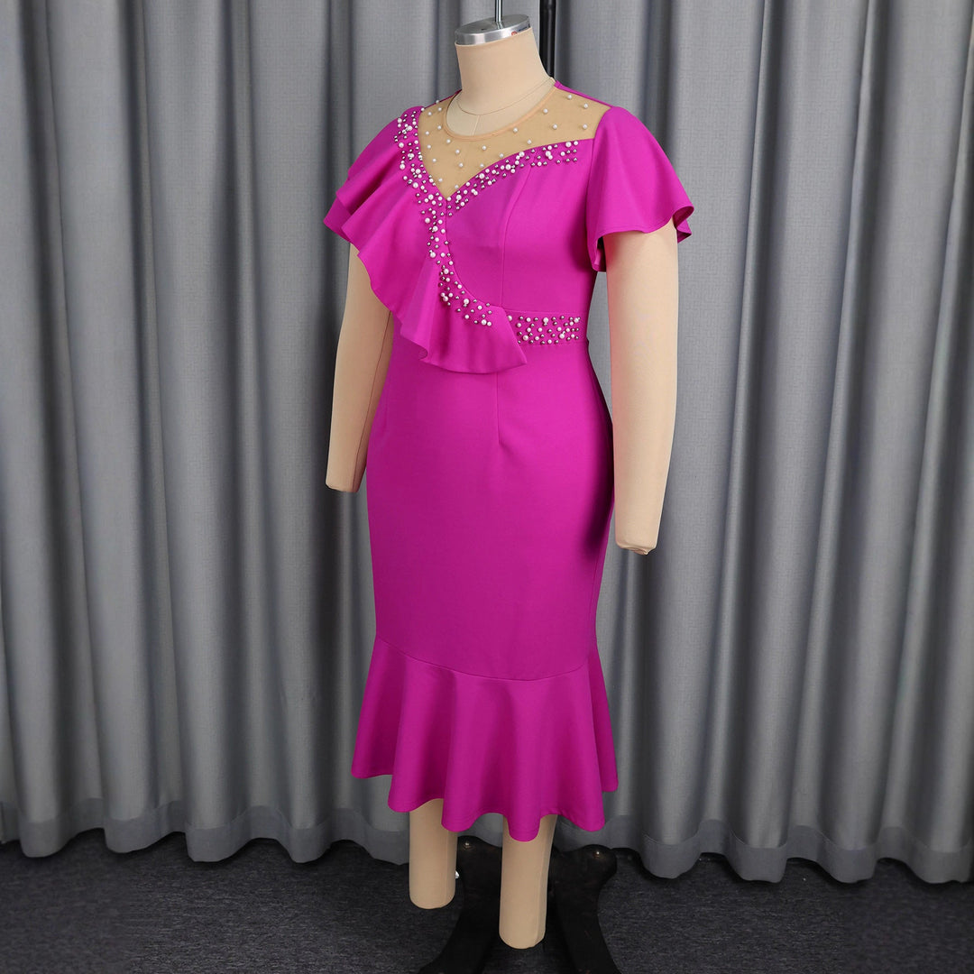 Damen Partykleid in Magenta, figurbetont mit stilvollem Wasserfallausschnitt & femininen Rüschen, perfekt für Cocktailevents.