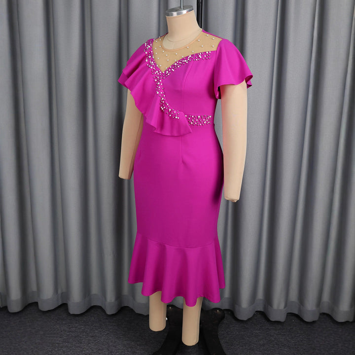 Damen Partykleid in Magenta, figurbetont mit stilvollem Wasserfallausschnitt & femininen Rüschen, perfekt für Cocktailevents.
