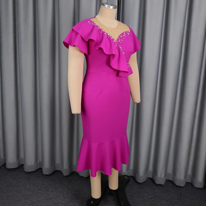 Festliches Damen Cocktailkleid, eng anliegend mit fließendem Wasserfallausschnitt & zarten Rüschen, sehr elegant.