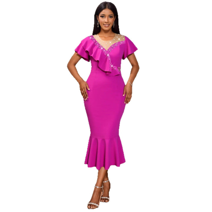 Glamouröses Abendkleid für Damen mit auffälligem Wasserfallausschnitt, figurbetonter Passform & verspielten Rüschen.
