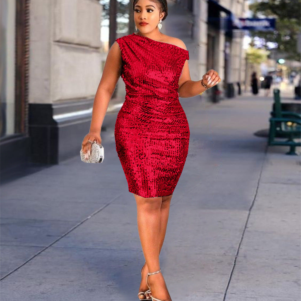 Elegantes, figurbetontes Abendkleid mit asymmetrischem Schnitt, perfekt für glamouröse Abende.