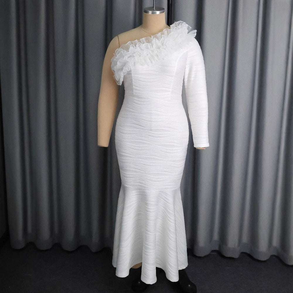 Nahaufnahme des asymmetrischen Ausschnitts mit zarten Rüschen am eleganten figurbetonten Damen Abendkleid.