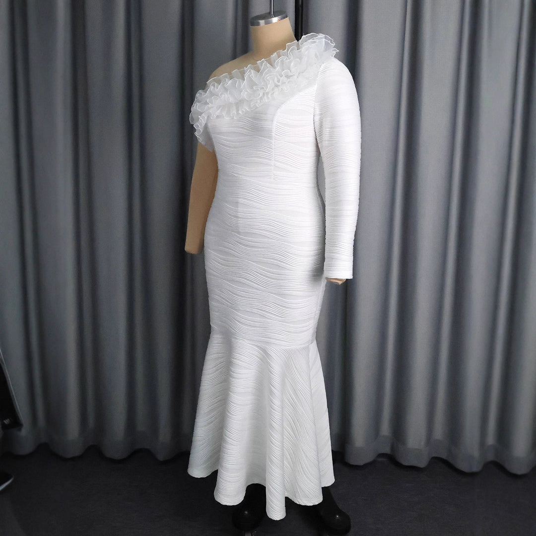 Elegantes, figurbetontes Maxikleid für Damen mit asymmetrischem Ausschnitt, ideal als Fest- oder Partykleid.