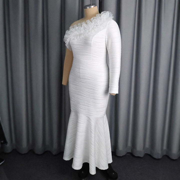 Elegantes, figurbetontes Maxikleid für Damen mit asymmetrischem Ausschnitt, ideal als Fest- oder Partykleid.