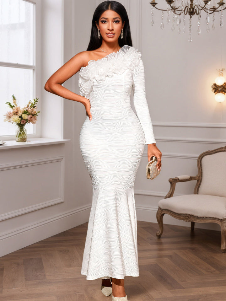 Glamouröses Partykleid für Damen, figurbetont und elegant, mit asymmetrischem Ausschnitt; ein perfektes Festkleid.