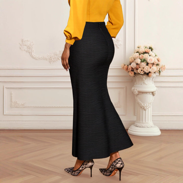 Elegantes Damen Langarm Top in Schwarz, figurbetont mit asymmetrischem Saum, vielseitig tragbar.