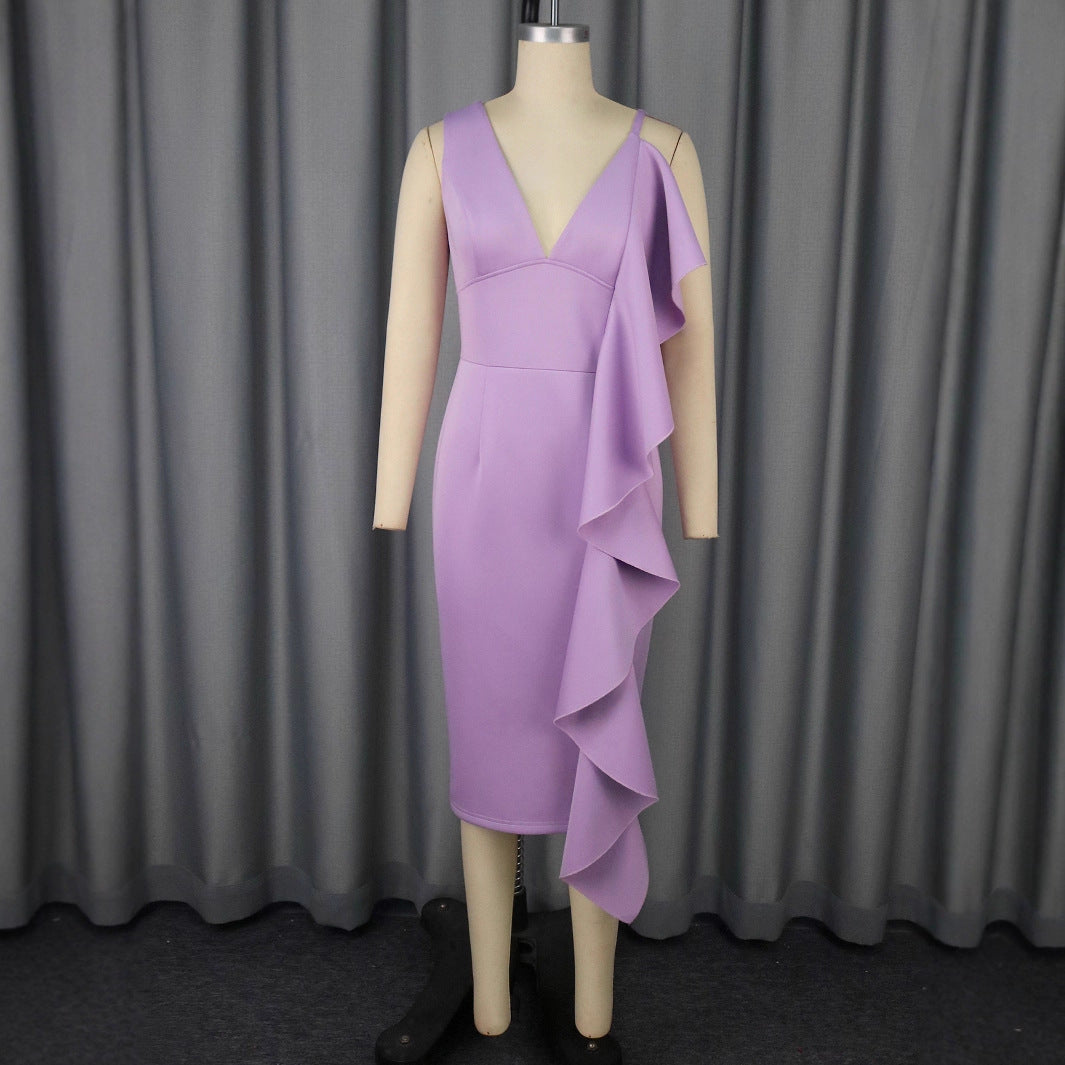 Modernes Abendkleid für Damen, figurbetont, mit tiefem V-Ausschnitt und einzigartigen asymmetrischen Rüschen an der Seite.