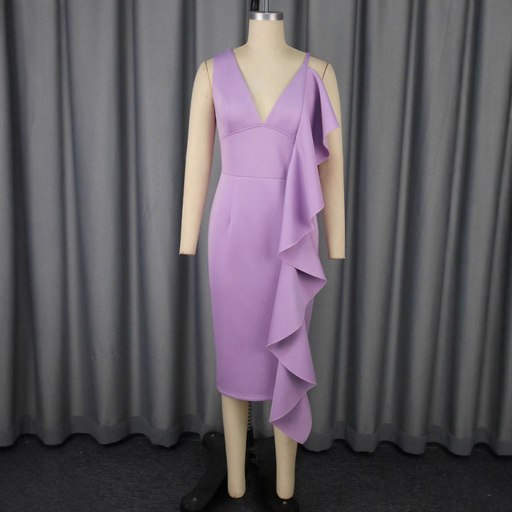 Modernes Abendkleid für Damen, figurbetont, mit tiefem V-Ausschnitt und einzigartigen asymmetrischen Rüschen an der Seite.