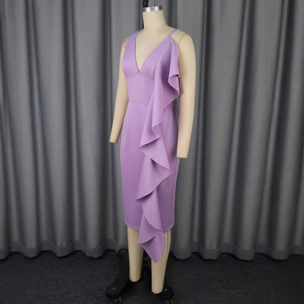 Stylisches Partykleid für Frauen, figurbetont, mit V-Ausschnitt und auffälligen asymmetrischen Rüschen für einen besonderen Look.
