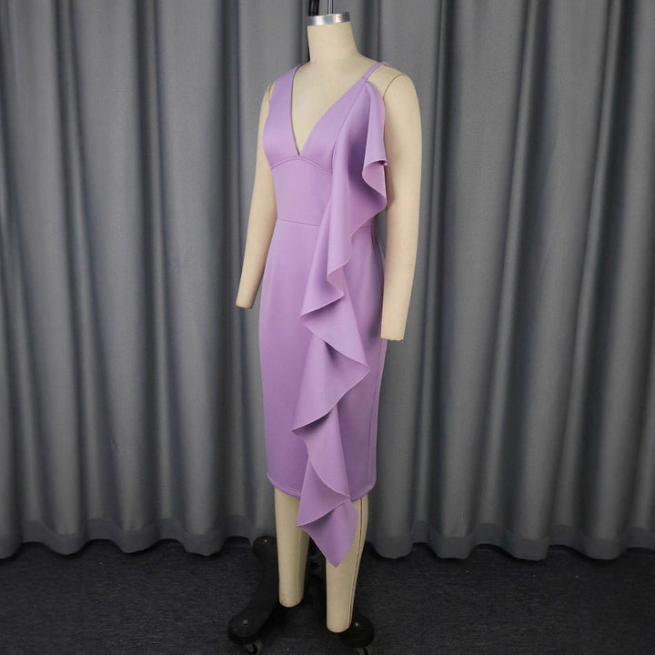 Stylisches Partykleid für Frauen, figurbetont, mit V-Ausschnitt und auffälligen asymmetrischen Rüschen für einen besonderen Look.