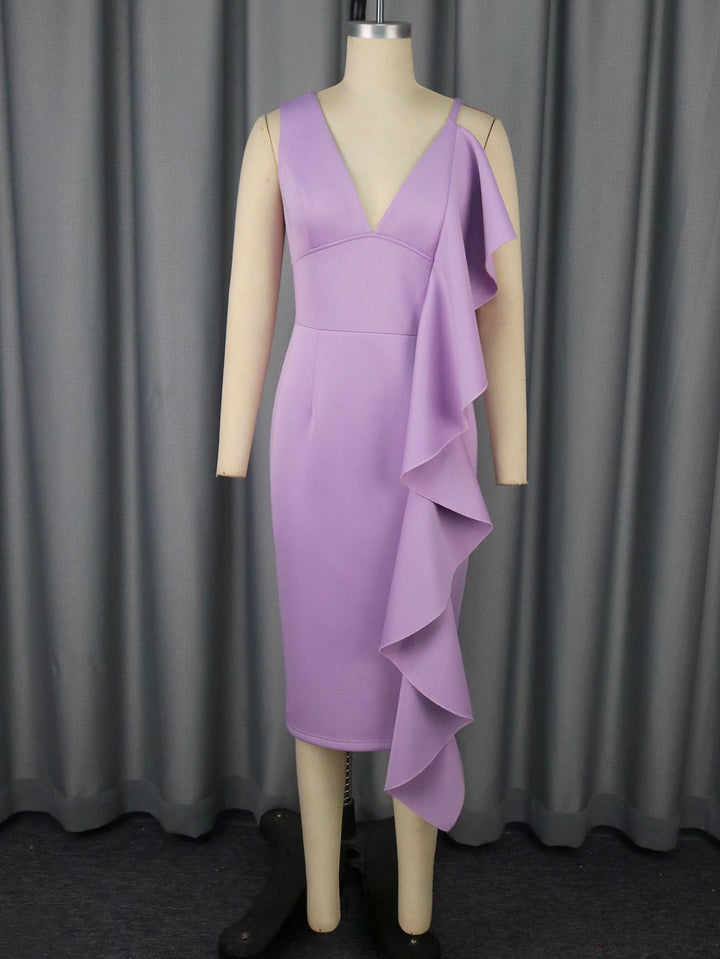 Schickes, figurbetontes Damenkleid mit elegantem V-Ausschnitt, asymmetrischen Rüschen und Midilänge für stilvolle Auftritte.