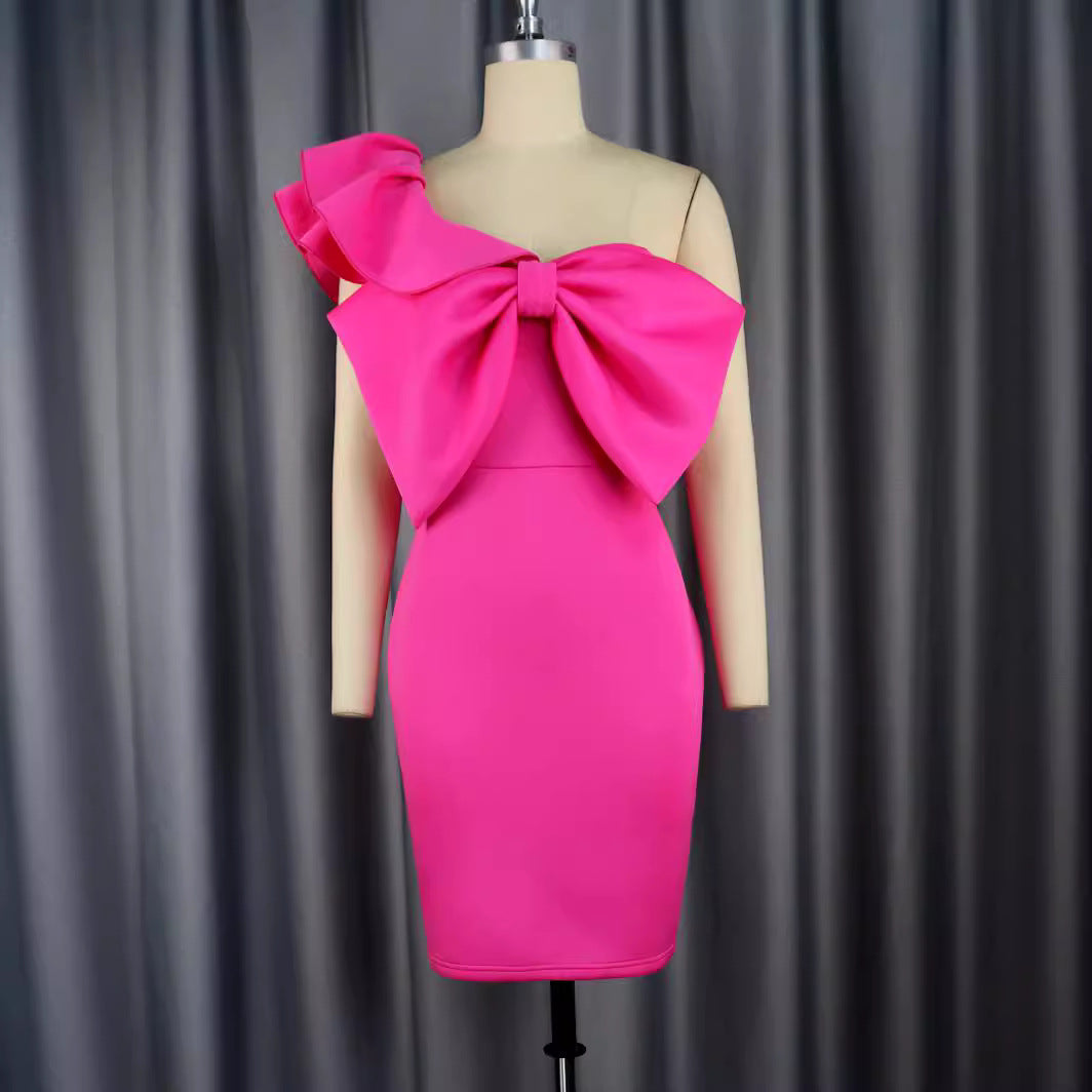 Elegantes magenta Abendkleid mit raffinierter Schleife. Perfektes figurbetontes Cocktailkleid für Frauenmode.