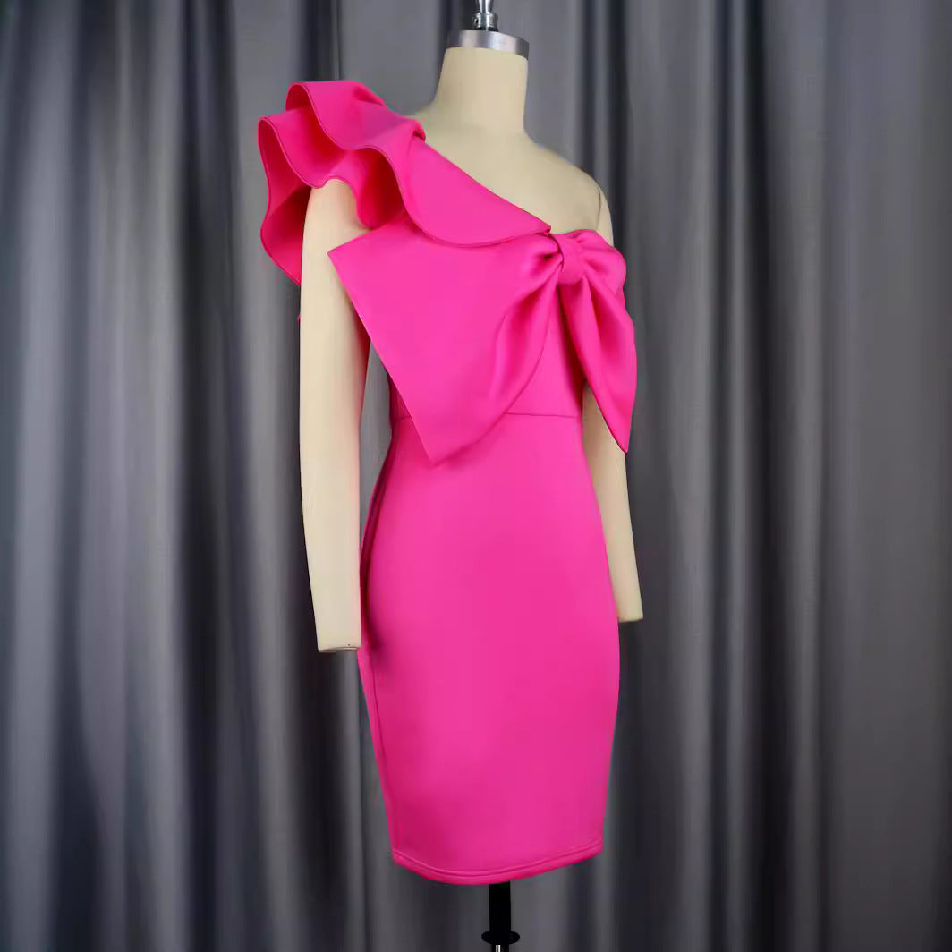 Schickes figurbetontes Damen-Schleifenkleid in leuchtendem Magenta, perfekt für besondere Anlässe.