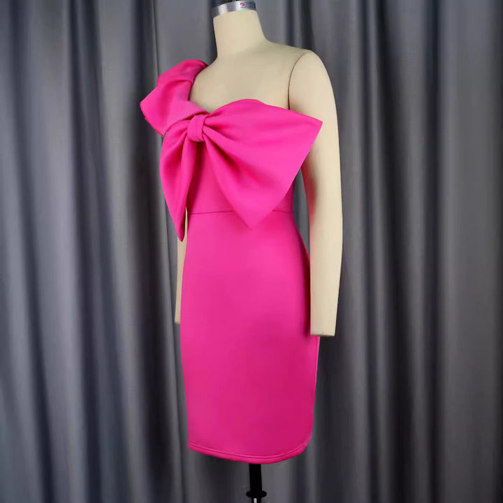 Modisches figurbetontes Schleifenkleid in Magenta. Ein elegantes festliches Kleid für stilbewusste Frauen.