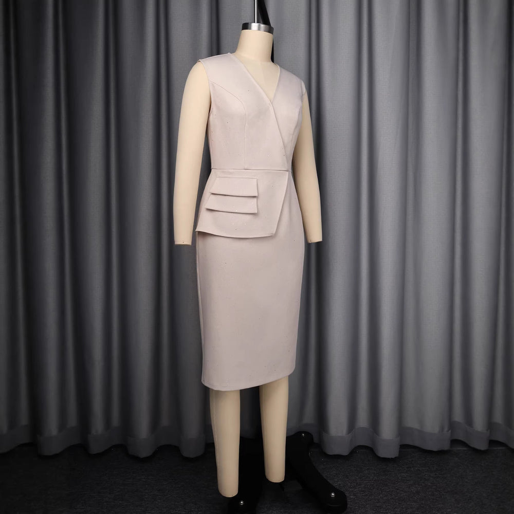 Abendkleid, figurbetont, asymmetrischer Schnitt mit eleganten Rüschen. Perfekt für festliche Anlässe.