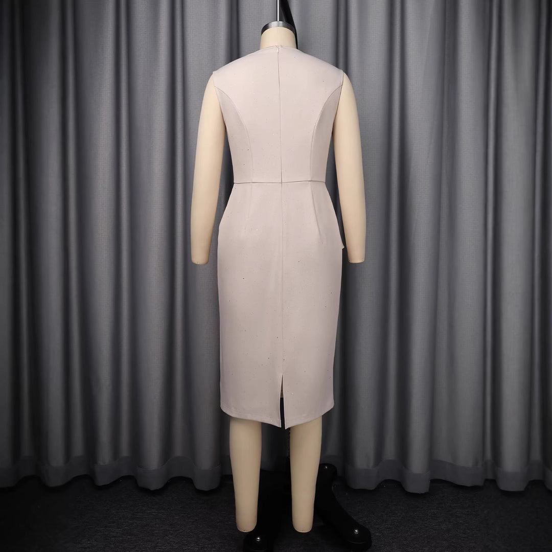 Modisches Sommerkleid in Champagner, figurbetont mit asymmetrischer Silhouette und feinen Rüschen.